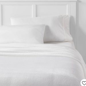 Room essantials plush white twin  xl blanket